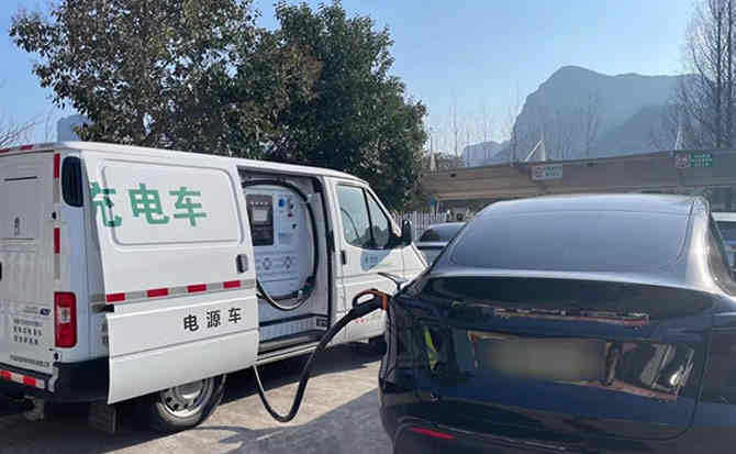 进贤汽车搭电